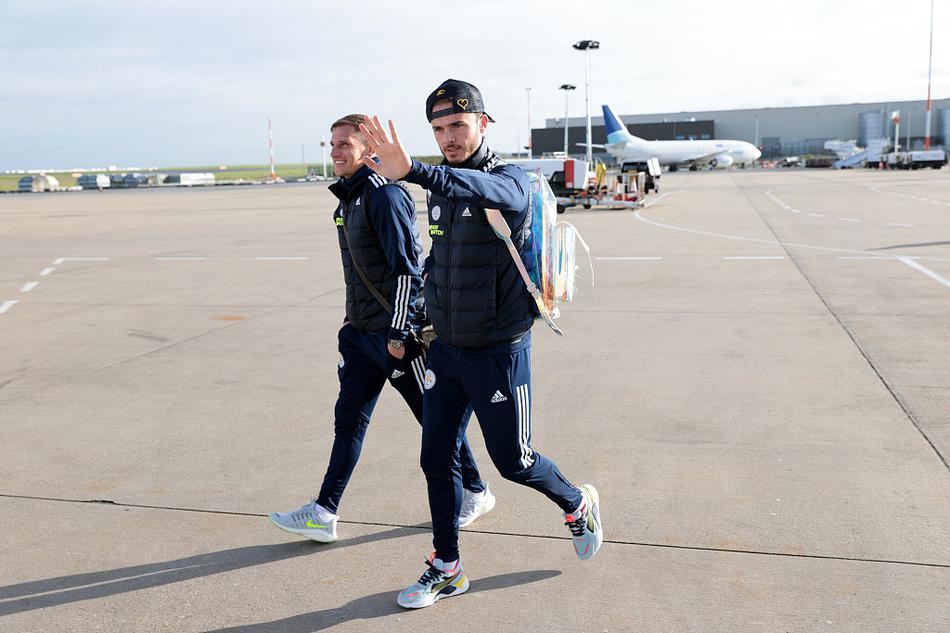 麦迪逊在中场用一个灵巧的转身摆脱两名防守球员，他抬头的瞬间，目光如炬，正在寻找前场跑出空档的瓦尔迪