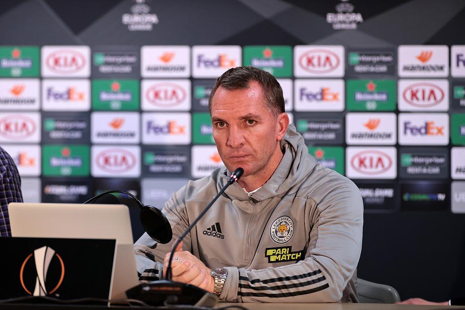 在雅典的夕阳余晖下，莱斯特城的将士们踏上奥林匹克体育场的草坪，进行赛前最后一次适应性训练，每个人的脸上都写满了对欧战舞台的渴望。