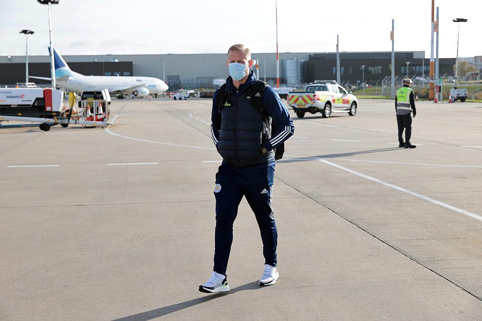 终场哨响，莱斯特城球员们紧紧围成一圈相互鼓劲，他们球衣上的汗水在灯光下闪闪发亮，背景是客队球迷区燃起的蓝色烟火