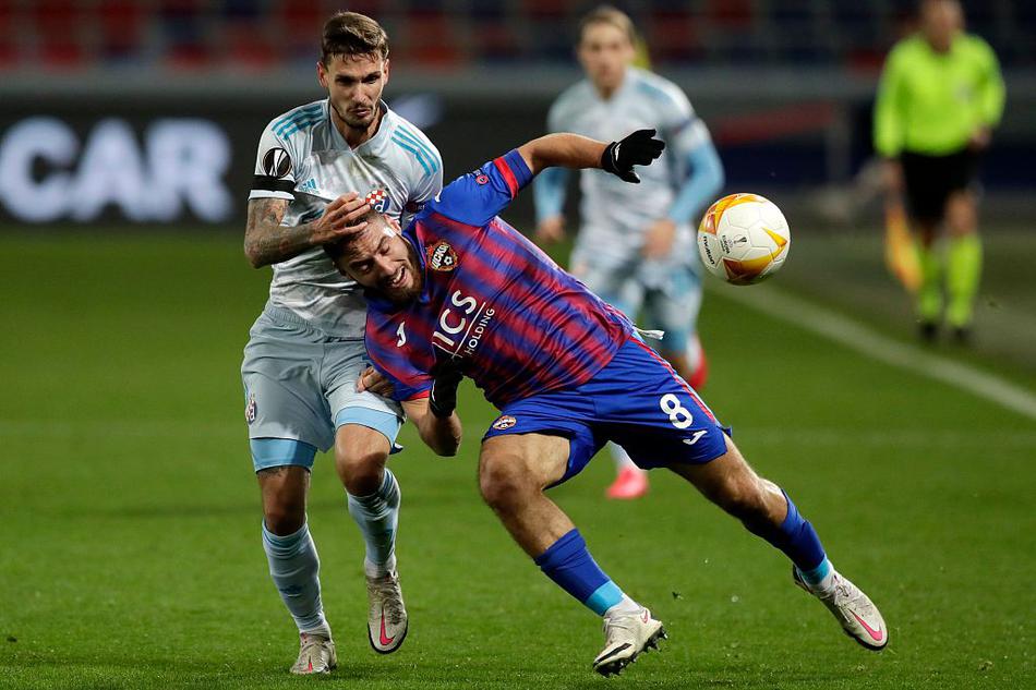 终场哨响，莫斯科中央陆军的灵魂人物伊戈尔·阿金费耶夫神情落寞地站在原地，身后的球门在灯光下显得格外空旷，一场零封对他而言远不足喜，眼神中满是对胜利的渴望。