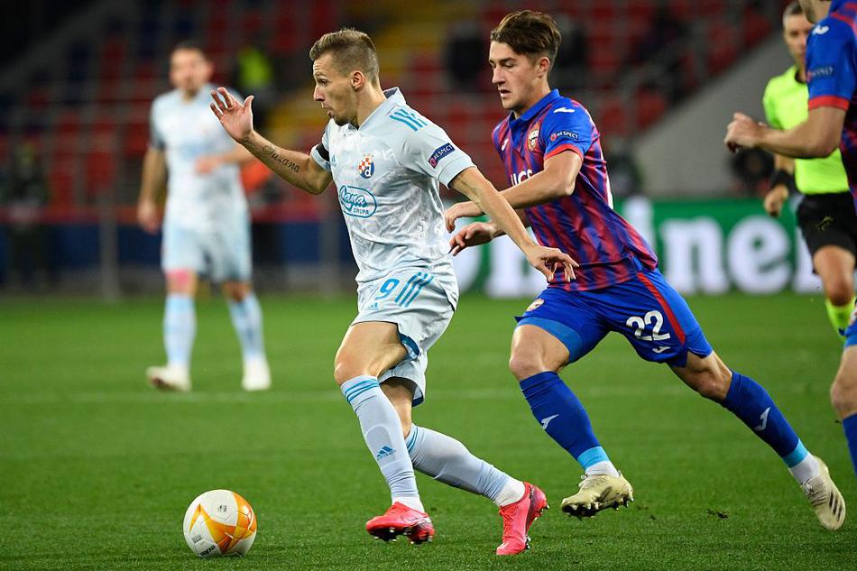 莫斯科VEB竞技场的傍晚，灯火通明映照着空荡的看台，绿茵场上中央陆军队的战士们正在进行赛前最后的热身，寒气逼人但斗志昂扬。