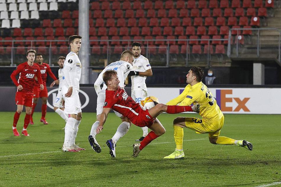 进球功臣古德蒙德松握紧双拳咆哮着宣泄情绪，身边的队友们纷纷向他聚拢，分享这荣耀时刻