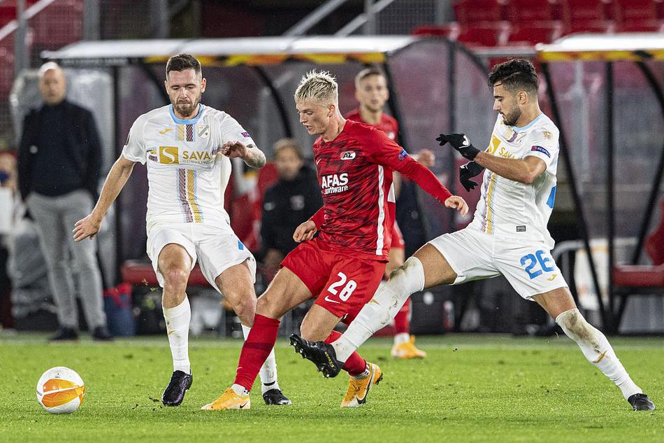 里耶卡球员在扳回一城后神情复杂，既有进球的短暂喜悦，也难掩大比分落后的失落