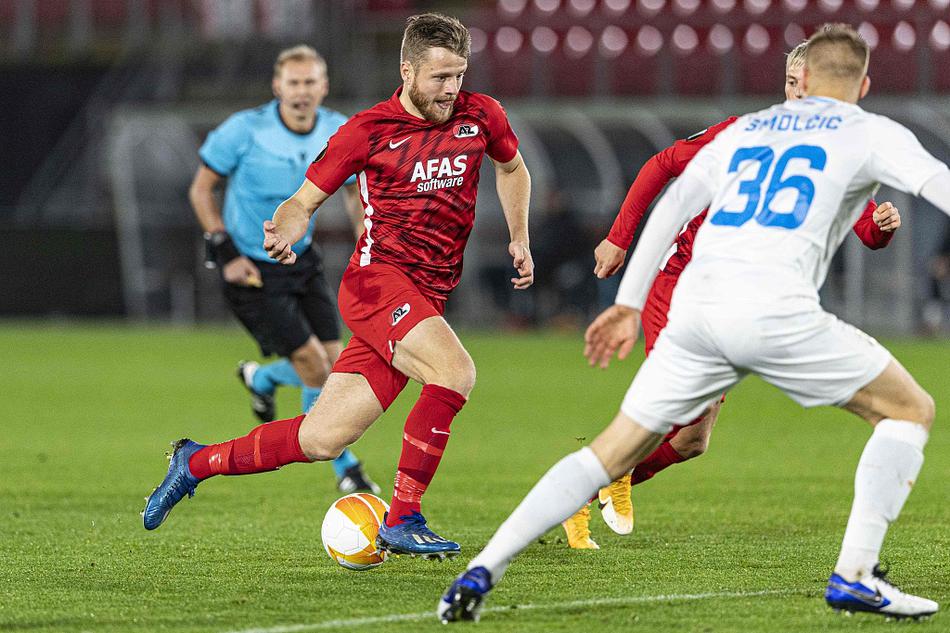 阿尔克马尔球员在空旷的AFAS体育场张开双臂激情庆祝进球，仿佛能听到他回荡在看台的欢呼声