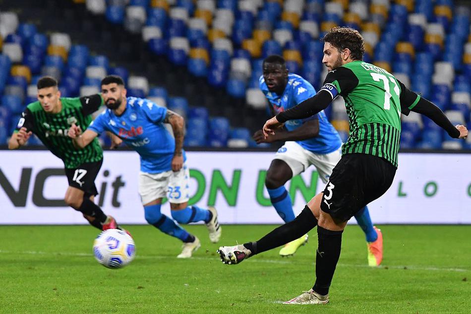 萨索洛球员马克西姆·洛佩斯在补时阶段打入第二球后，张开双臂肆意狂奔，享受着客场征服豪强的荣耀时刻。