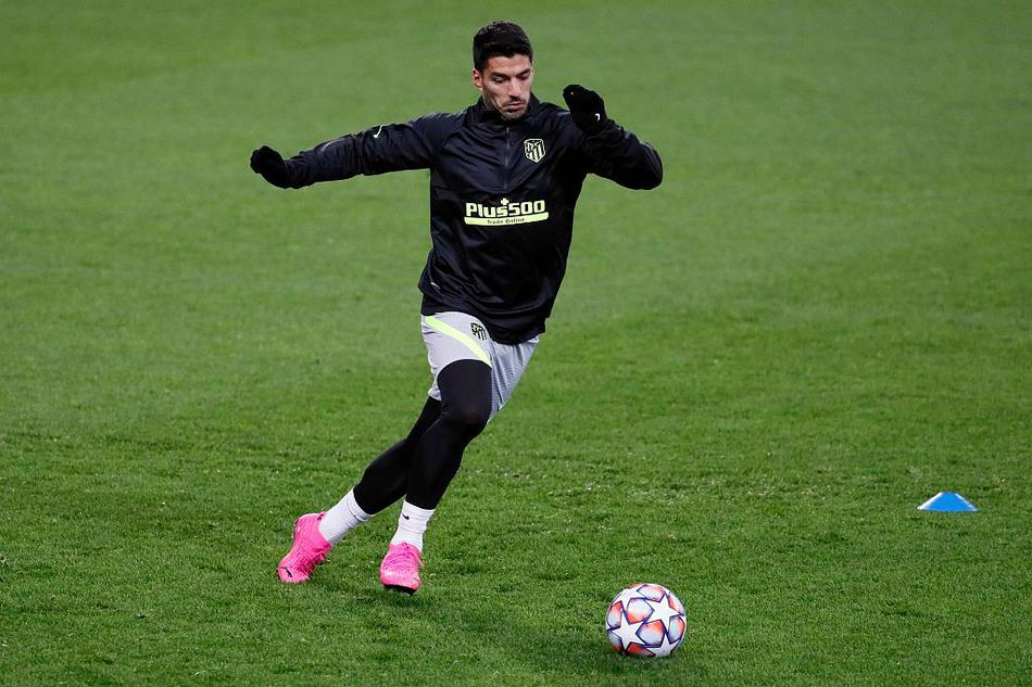 队长科克在莫斯科的寒风中呼出白气，他坚毅的眼神紧盯着皮球，仿佛要将战术指令通过这专注的一瞥传递给每一位队友。