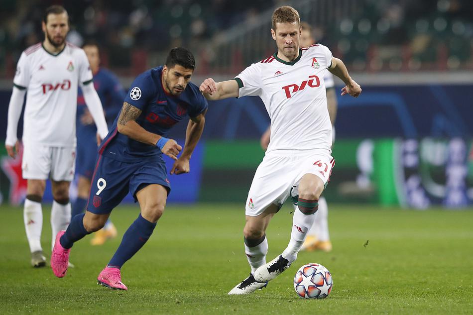 马竞后卫希门尼斯在莫斯科的寒夜中奋力跃起，一记势大力沉的头槌攻门，率先打破场上僵局。