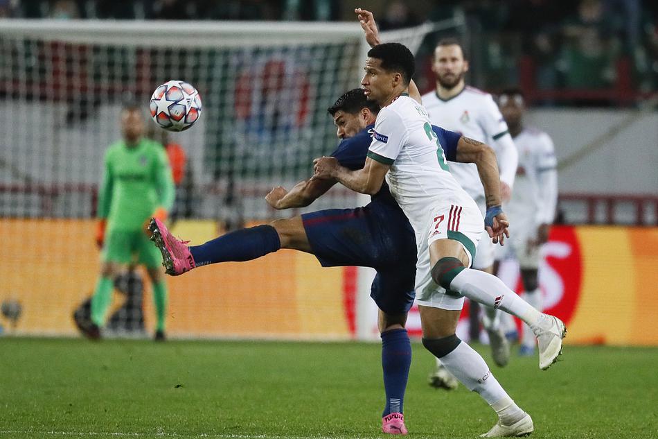 葡萄牙新星菲利克斯在对方多名球员的包夹下，依然从容地护住皮球，展现出与其年龄不符的成熟与天赋。