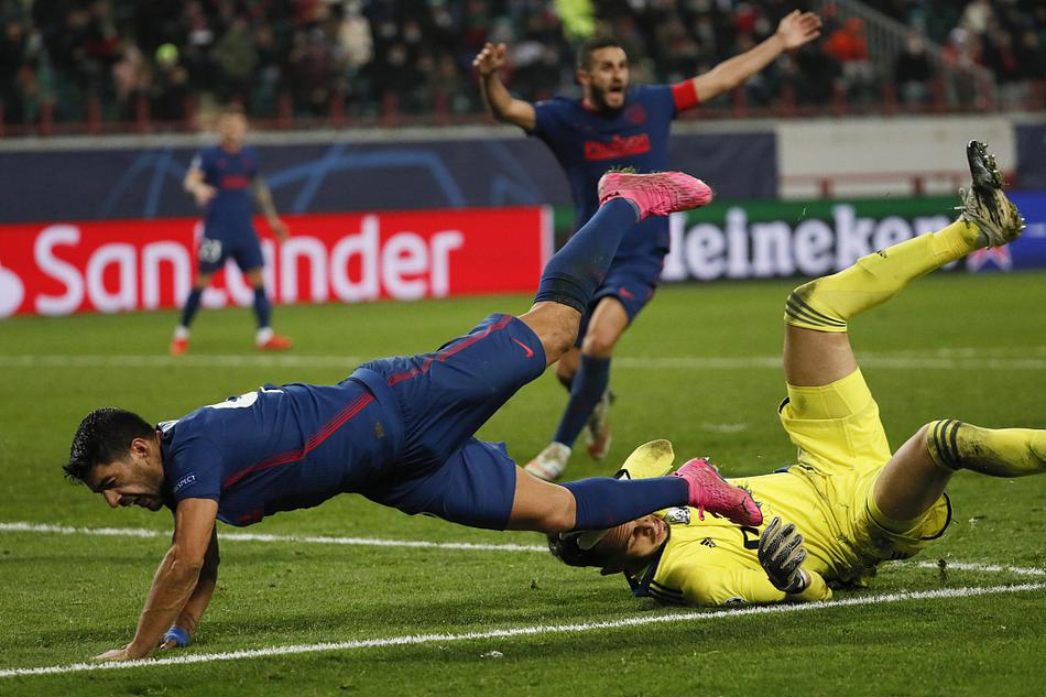 苏亚雷斯在禁区内机敏地寻找着射门空间，他灵活的跑位和精湛的射术随时都可能给对手致命一击。