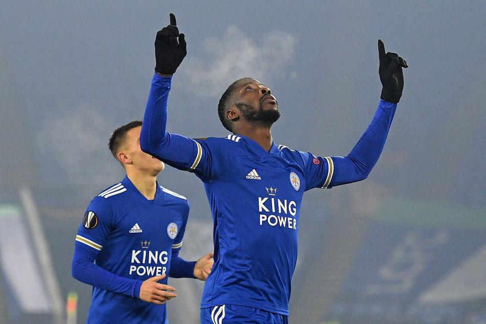 云代尔在边路面对防守球员做出踩单车的动作，脚下的足球如同被施了魔法，紧紧跟随他的节奏，随时准备加速突破。