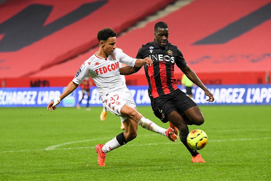 摩纳哥球员迪萨西在人群中如雄鹰般跃起，一记强有力的头球攻门，皮球如出膛炮弹般飞入网窝，这一刻，他张开双臂肆意庆祝，身后是黯然失色的尼斯防守球员。