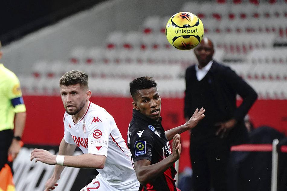 在安联里维耶拉球场的璀璨夜空下，尼斯球员身披传统红黑战袍，与白色球衣的摩纳哥队员展开了激烈拼抢，整个球场仿佛被地中海的热情瞬间点燃。