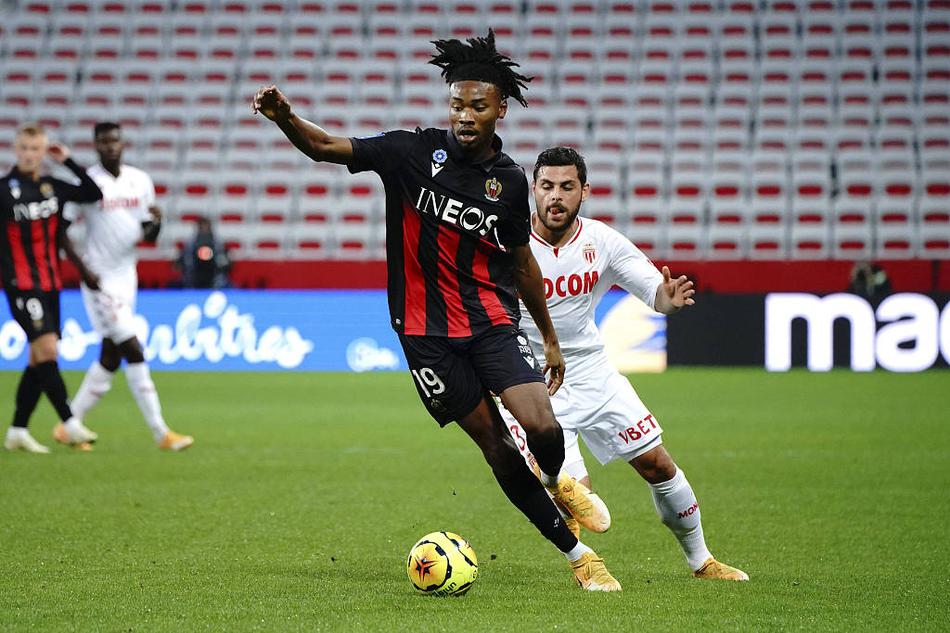 当皮球窜入网底，尼斯球员米罗疯狂地冲向角旗区，身后的队友们一拥而上将他紧紧抱住，整个安联里维耶拉球场为之震动，球迷们的欢呼声汇聚成一片红黑色的海洋。