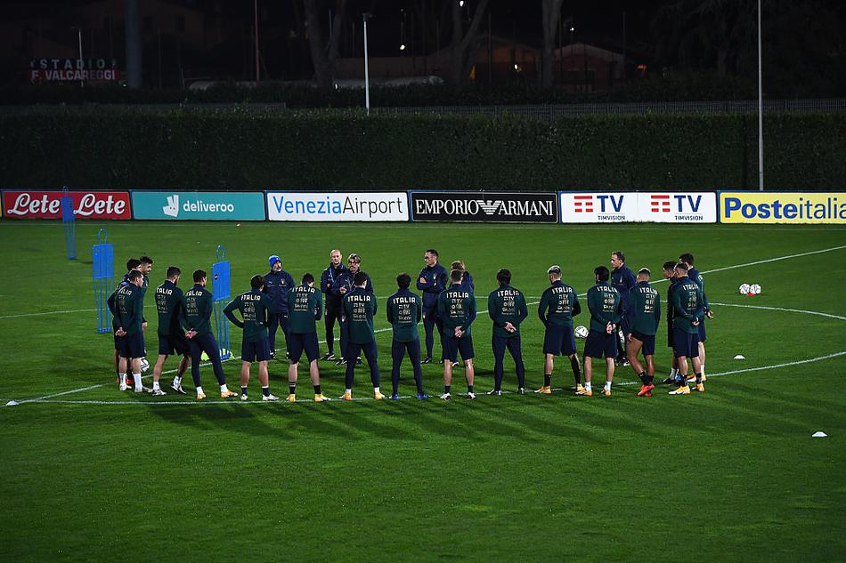 训练结束后，几名攻击手加练射门，皮球如出膛炮弹般直挂球门死角，扬起的球网和球员脸上满意的笑容，定格了这个充满希望的备战瞬间。