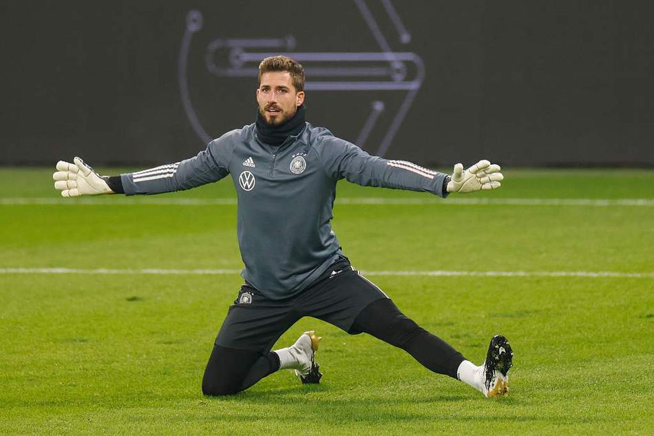 守门员教练正抛出一记势大力沉的球，门将则以令人难以置信的反应速度腾空而起。他的身体完全舒展开来，与地平线平行，指尖奋力向球的方向伸展，仿佛在凝固的空气中刻下了一道名为“守护”的誓言。