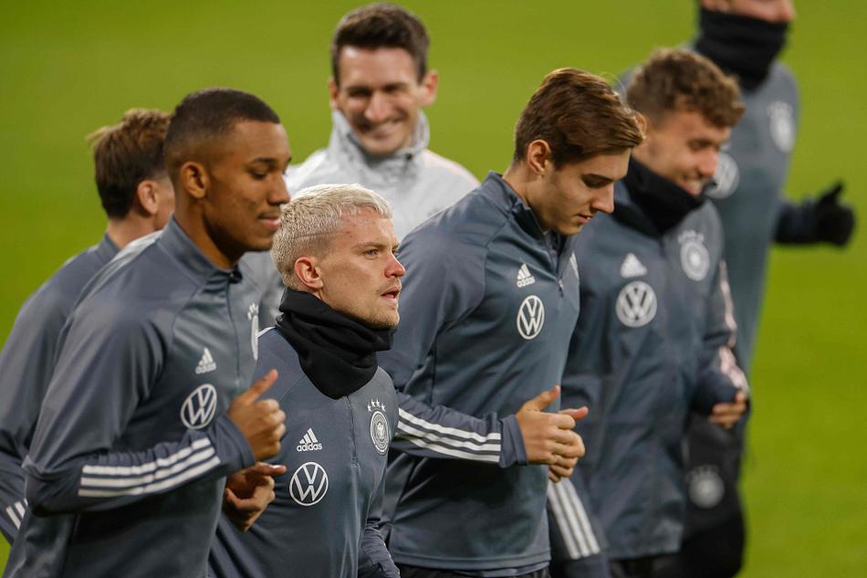 夕阳为球场镀上了一层暖色，几名球员正在进行小范围抢圈。皮球在狭窄的空间内飞速穿梭，快得几乎留下残影。球员们伸展的手臂、机警的眼神，让这方寸之地瞬间变成了没有硝烟的巷战。