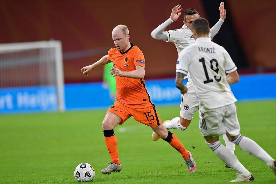 队长维纳尔杜姆梅开二度后激情怒吼，他用最擅长的后插上抢点，为荷兰队奠定了胜利的基石。