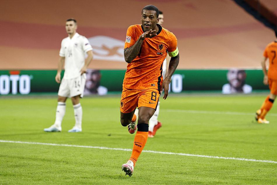 进球的喜悦瞬间，德佩与队友们忘情庆祝，这不仅仅是三个进球，更是全队卸下压力后的肆意宣泄。