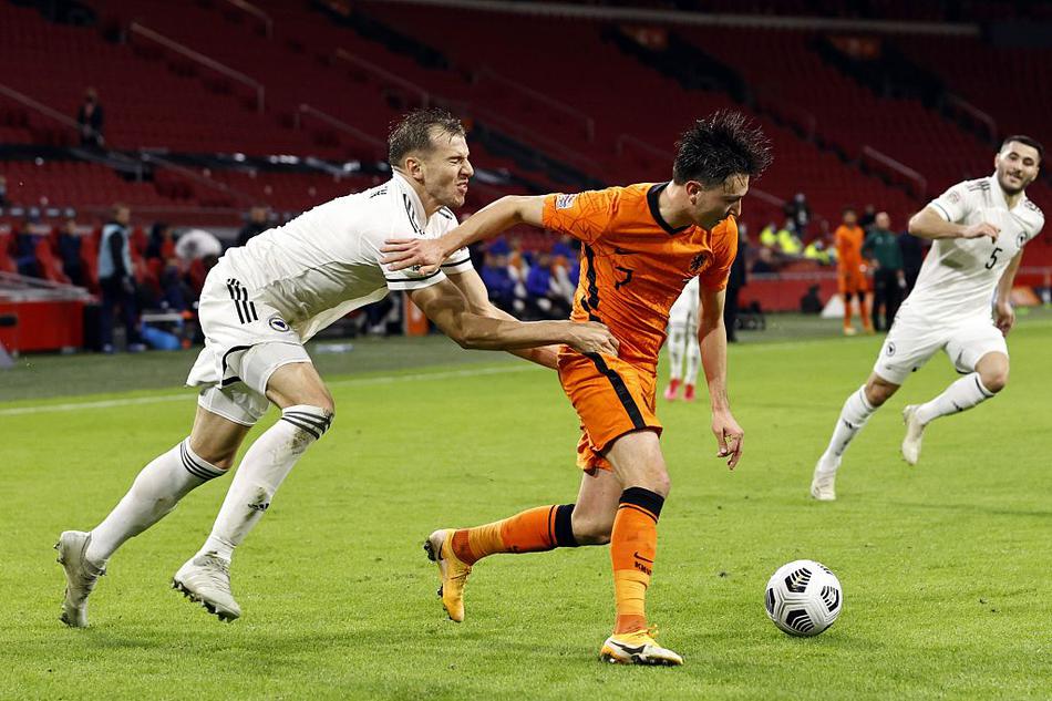 邓弗里斯如一道橙色闪电划过右路，他的精准横传穿越人群，为队友送上了绝妙的助攻大礼。