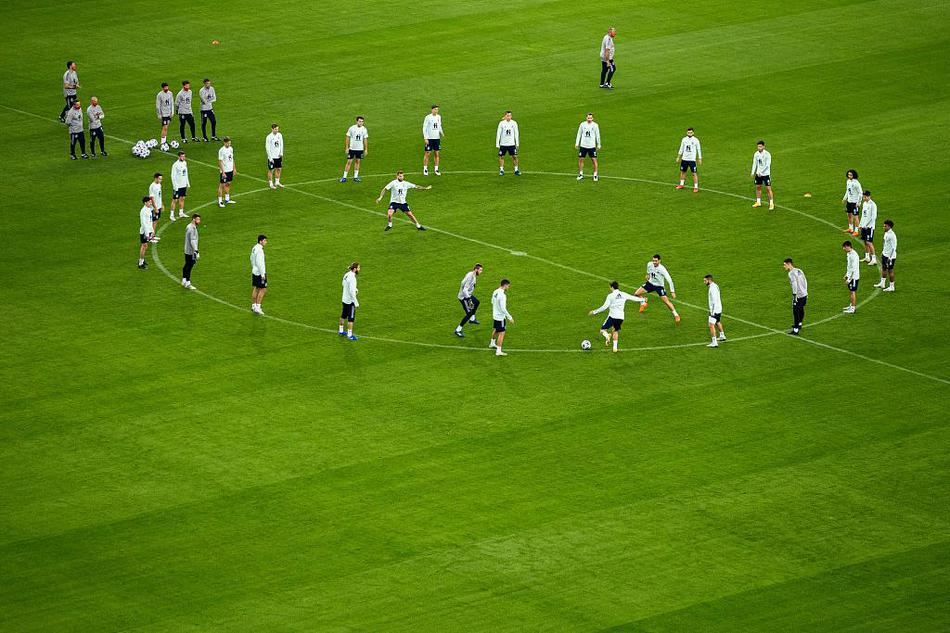 镜头聚焦到进攻端，前锋莫拉塔正完成一次势大力沉的凌空抽射，皮球如出膛炮弹般直挂死角，守门员望球兴叹，这反映了他在训练中极佳的射手嗅觉。