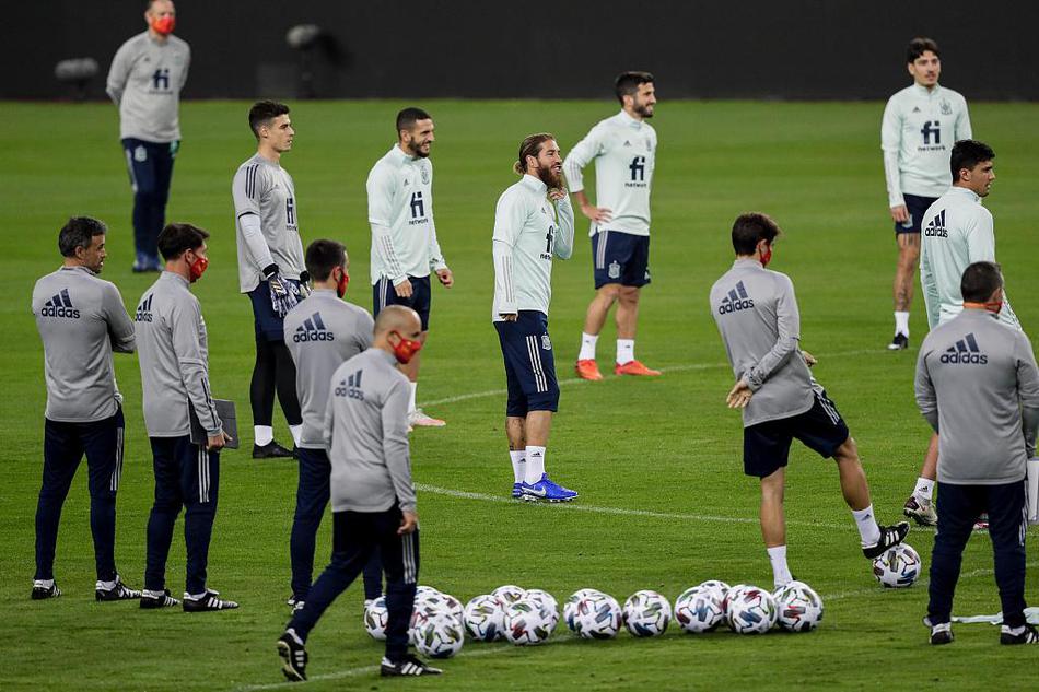 训练课结束前，全队围成一圈，肩膀搭着肩膀，高喊着激励的口号，团队凝聚力在这一刻展现得淋漓尽致，每个人脸上都写满了对胜利的渴望。