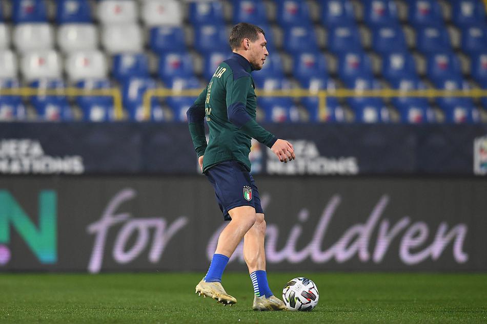 夕阳余晖洒在训练场上，完成训练的意大利球员三三两两走向场边，他们身后是空荡荡的看台，心中却装满了通往决赛的征途。