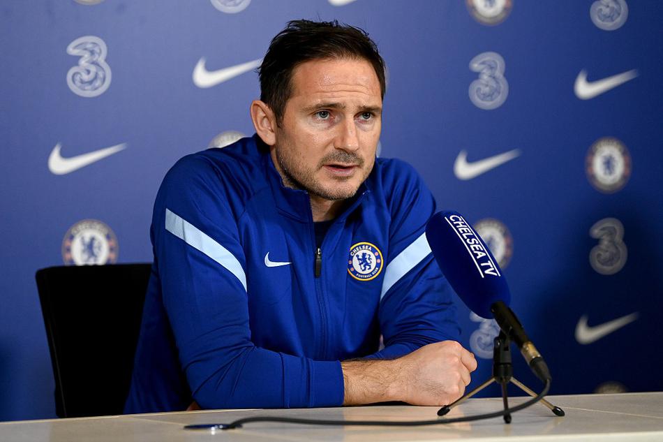 兰帕德凝神静气，深蓝色的瞳孔里倒映着科巴姆基地的晨光，那是对胜利最纯粹的渴望。