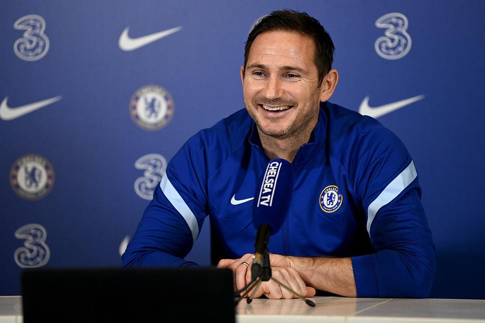 兰帕德挥手间充满张力，仿佛在空气中勾勒出进攻的路线，将斯坦福桥的激情带到了寂静的发布会大厅。