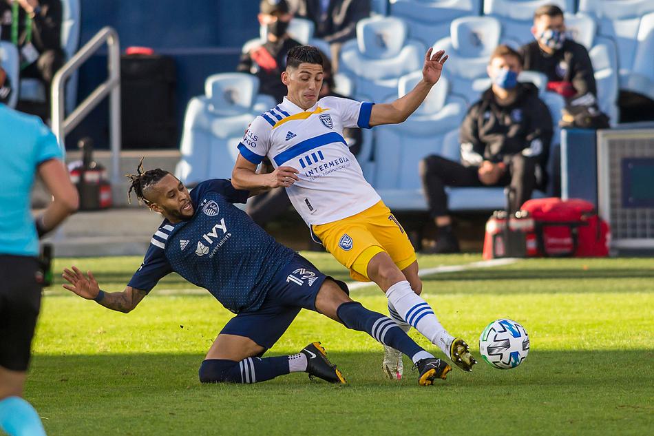 圣何塞地震队的球员在进球后激情滑跪，草屑飞舞，他们攥紧拳头的模样仿佛要震翻整个堪萨斯城。