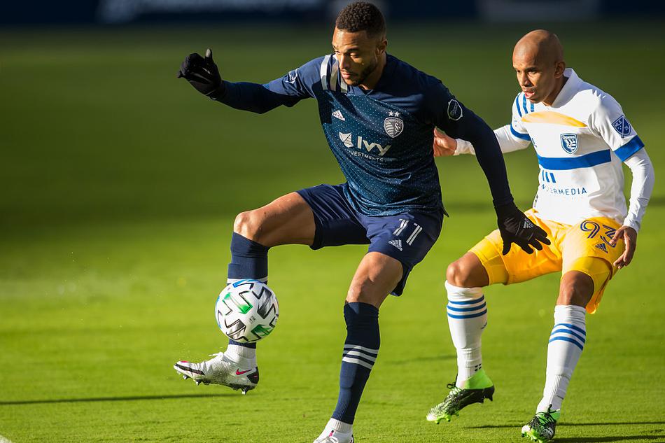 万千焦点汇聚于此，圣何塞地震老将万多洛斯基在人群中高高跃起，一记气贯长虹的头槌攻门，将球队从悬崖边拉回，也将比赛悬念彻底点燃。