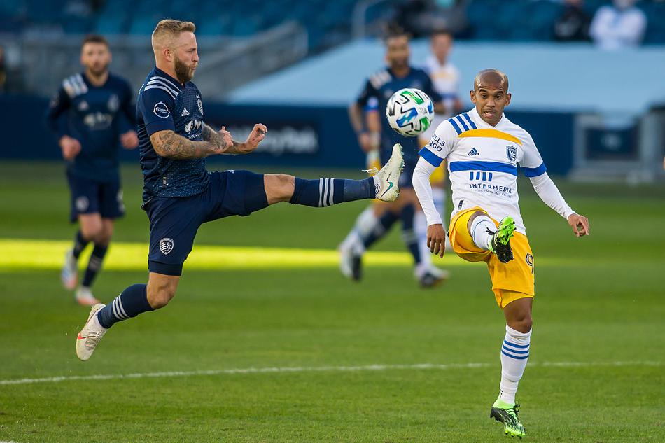 终场哨响的刹那，堪萨斯城体育的球员们将门将梅里亚狠狠抱摔在地，叠罗汉式的庆祝既是对英雄的致敬，也是历经劫后余生后的情绪狂涌。