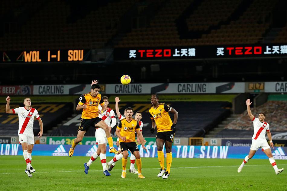 墨西哥尖刀希门尼斯在狼队禁区前沿，如出鞘利刃，面对南安普顿后卫的贴身紧逼，眼神坚毅地寻找着致命一击的缝隙。