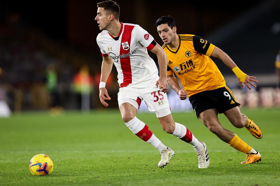 葡萄牙新星佩德罗·内托在扳平比分后激情滑跪，草屑飞溅，他握拳怒吼，庆祝这粒金子般的进球，瞬间点燃了整座球场的激情。