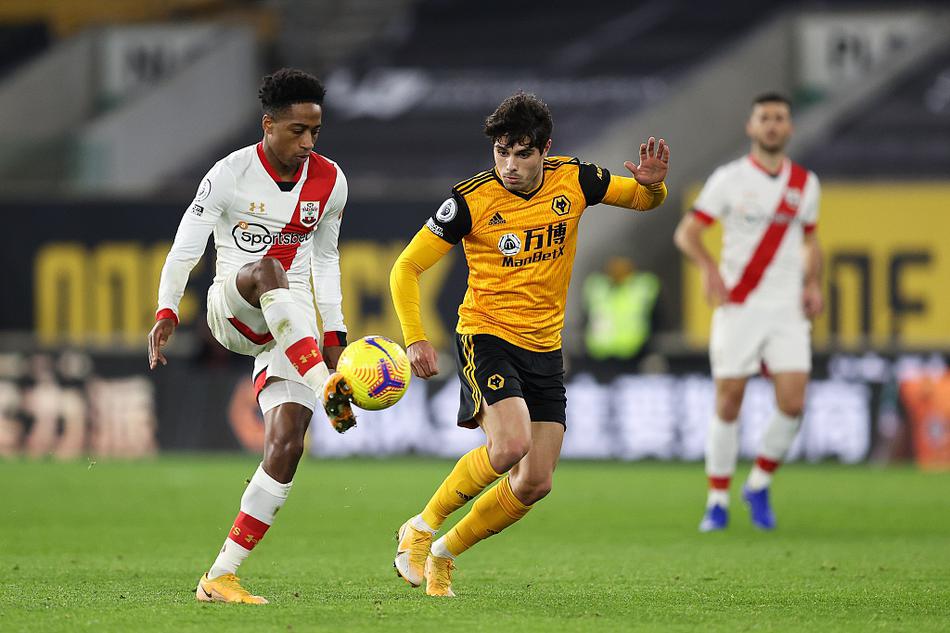 南安普顿门将麦卡锡在比赛最后时刻，面对狼队球员的混战射门，展现出蜘蛛侠般的反应速度，飞身用指尖将球托出横梁，力保球队从客场艰难带走一分。