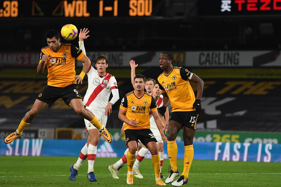 终场哨响，狼队前锋希门尼斯与南安普顿后卫贝德纳雷克握手致意，两人球衣上满是拼搏后的泥渍，这一刻，胜负已分，但尊重长存。