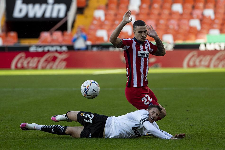 进球后的马德里竞技球员们激动地拥抱在一起，卡拉斯科被团团围住，庆祝这来之不易的领先优势，场边是激情指挥的主帅迭戈·西蒙尼。