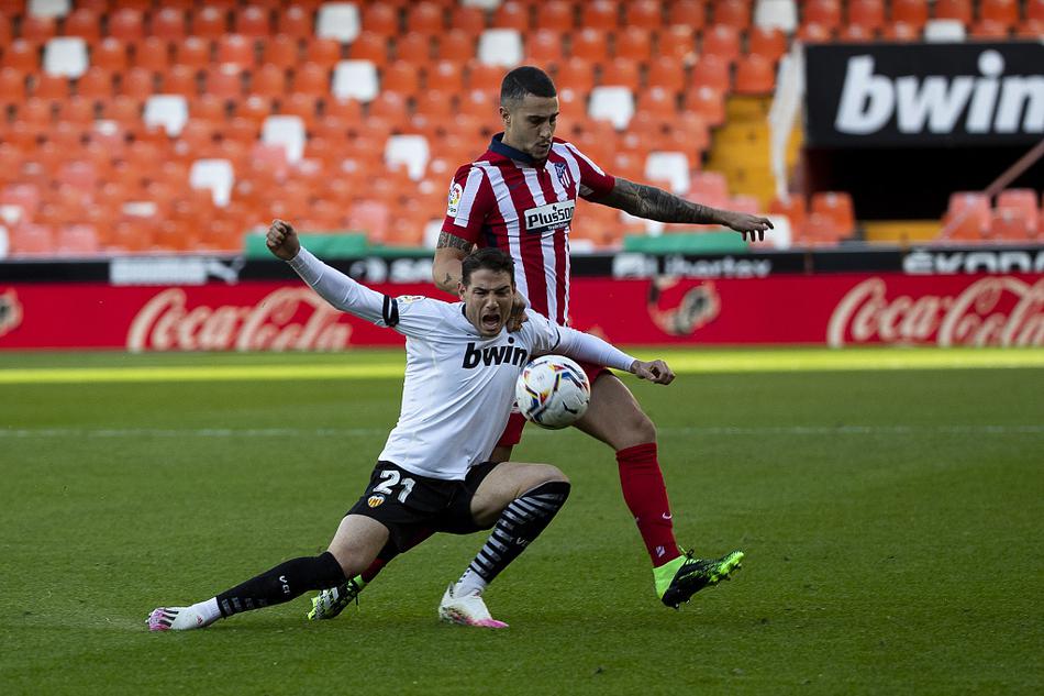 比赛结束后，打入乌龙球的托尼·拉托难掩失落之情，双手叉腰低头不语，而胜利者马竞球员则在他身后庆祝，形成鲜明对比，尽显竞技体育的残酷与魅力。