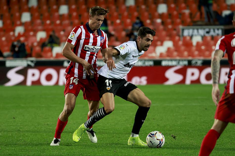 马竞中场勒马尔在对方多名防守球员的包夹缝隙中巧妙转身，用一次灵动的触球试图撕裂瓦伦西亚的密集防线，为队友创造进攻空间。