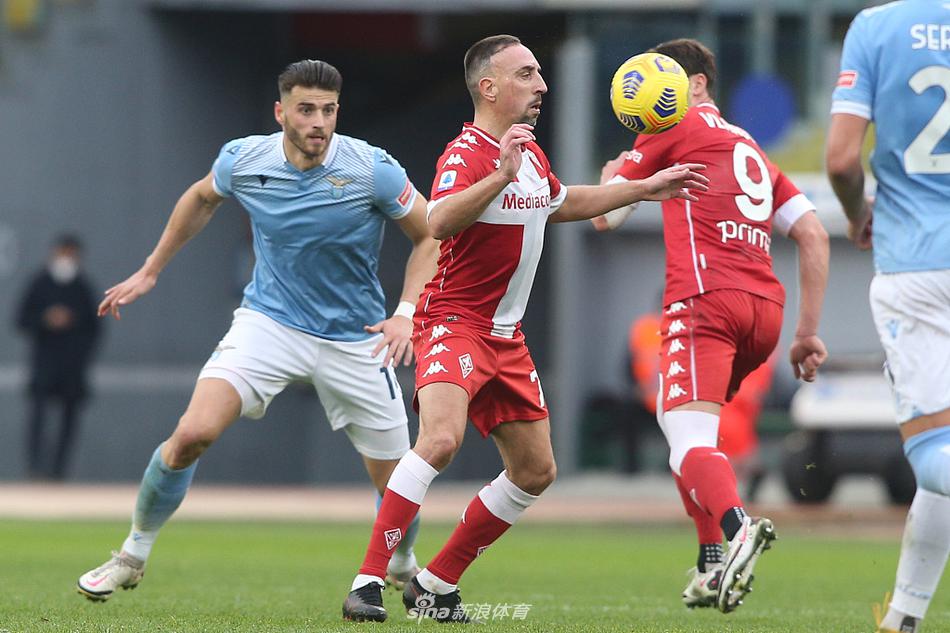 因莫比莱爆射破门后激情怒吼，身后的佛罗伦萨门将德拉戈夫斯基只能望球兴叹，目送皮球入网。