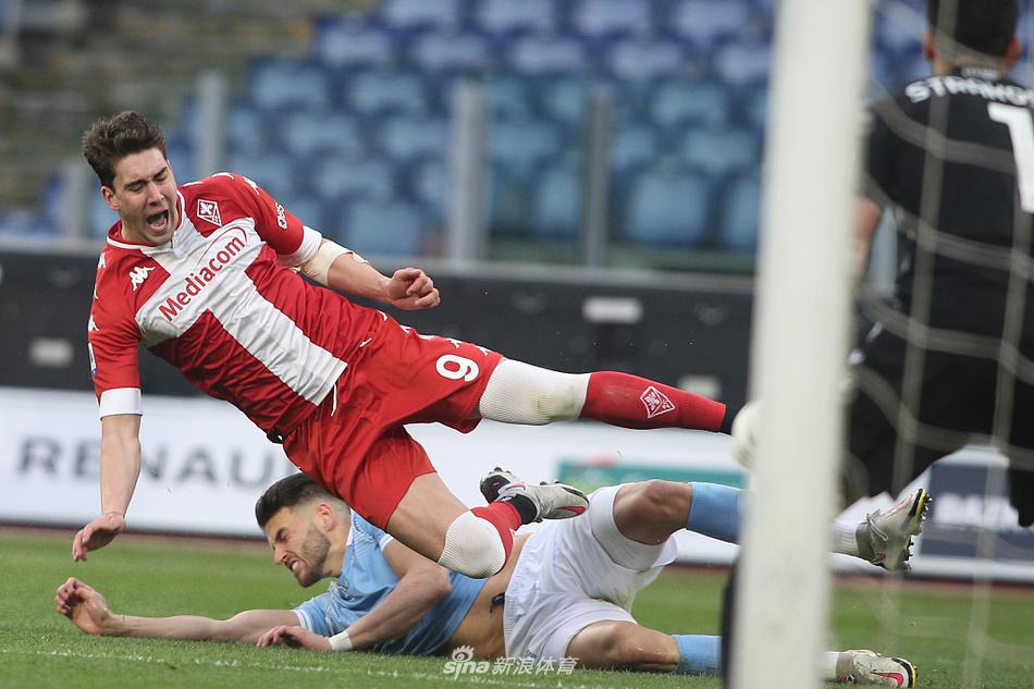 比赛结束瞬间，拉齐奥门将斯特拉科沙激动地跪地握拳，庆祝这场来之不易的胜利。