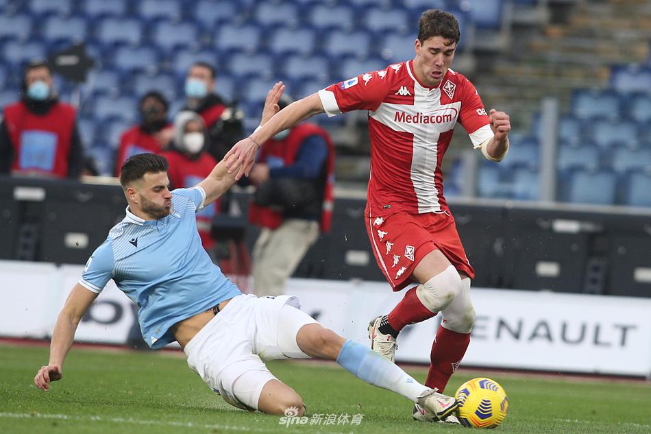 佛罗伦萨前锋弗拉霍维奇主罚点球瞬间，他目光如炬，准备用一脚劲射攻破斯特拉科沙的十指关。