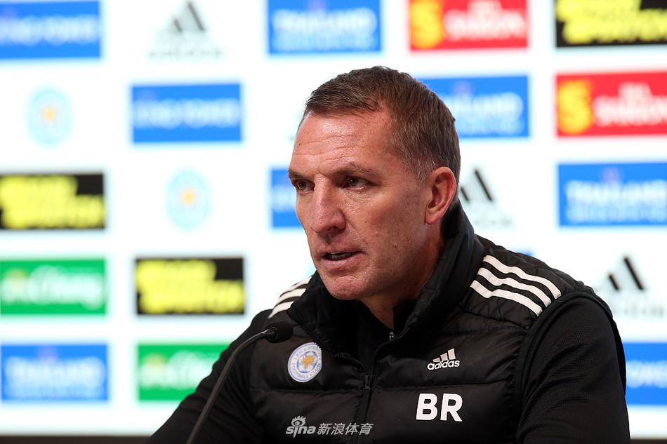 训练场上，莱斯特城的中场发动机蒂莱曼斯正在一丝不苟地进行传接球练习，他脚下的皮球仿佛被精确制导，预示着未来那脚世界波的诞生。