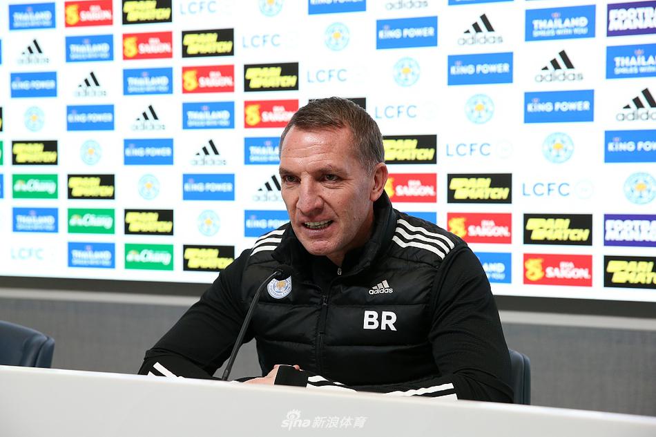 莱斯特城主帅罗杰斯在新闻发布会上双手比划，神情专注地向记者们阐述着球队的战术安排和对足总杯赛事的尊重与期待。