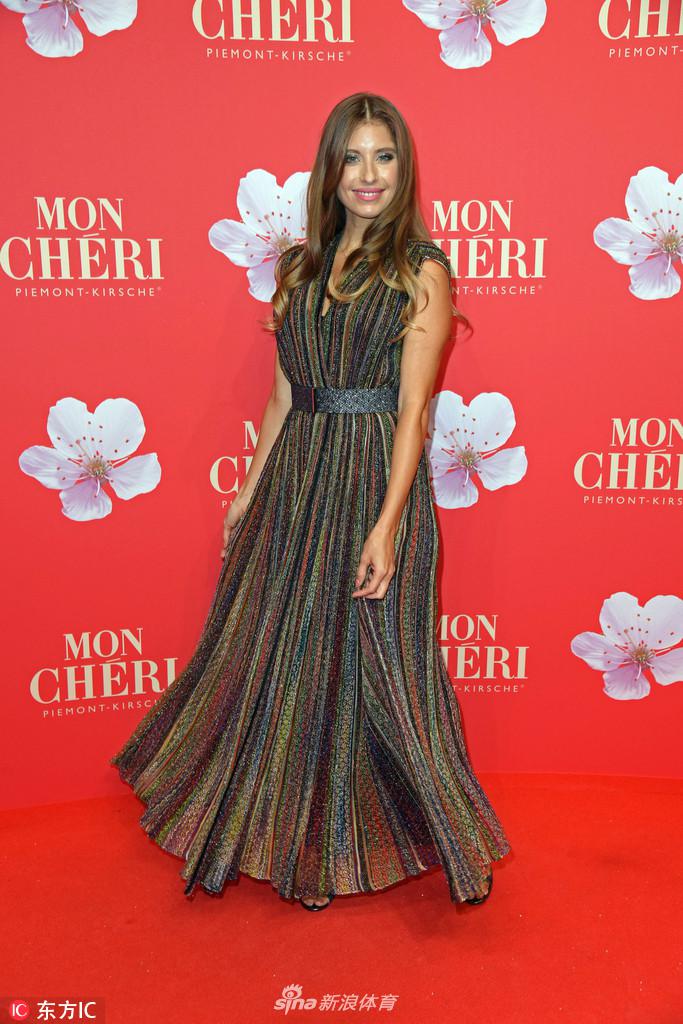 特写镜头下，凯茜的面部轮廓更显立体，她微微侧头，耳畔的精致饰品与眼神中的光彩相得益彰，尽显成熟女性的魅力