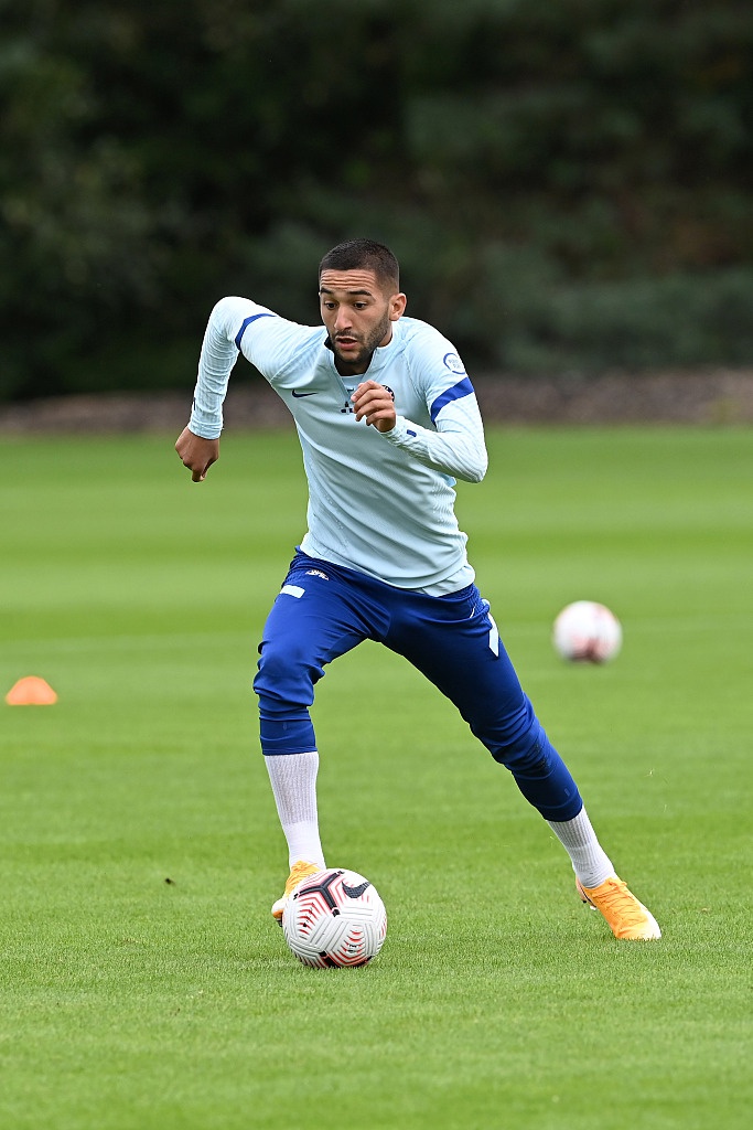 训练场边，一名球员正独自进行拉伸，他的身体线条紧绷，汗水沿着手臂滑落。身后是空旷的看台，这一刻的孤独与专注，恰恰是一名职业球员通向成功的必经之路。