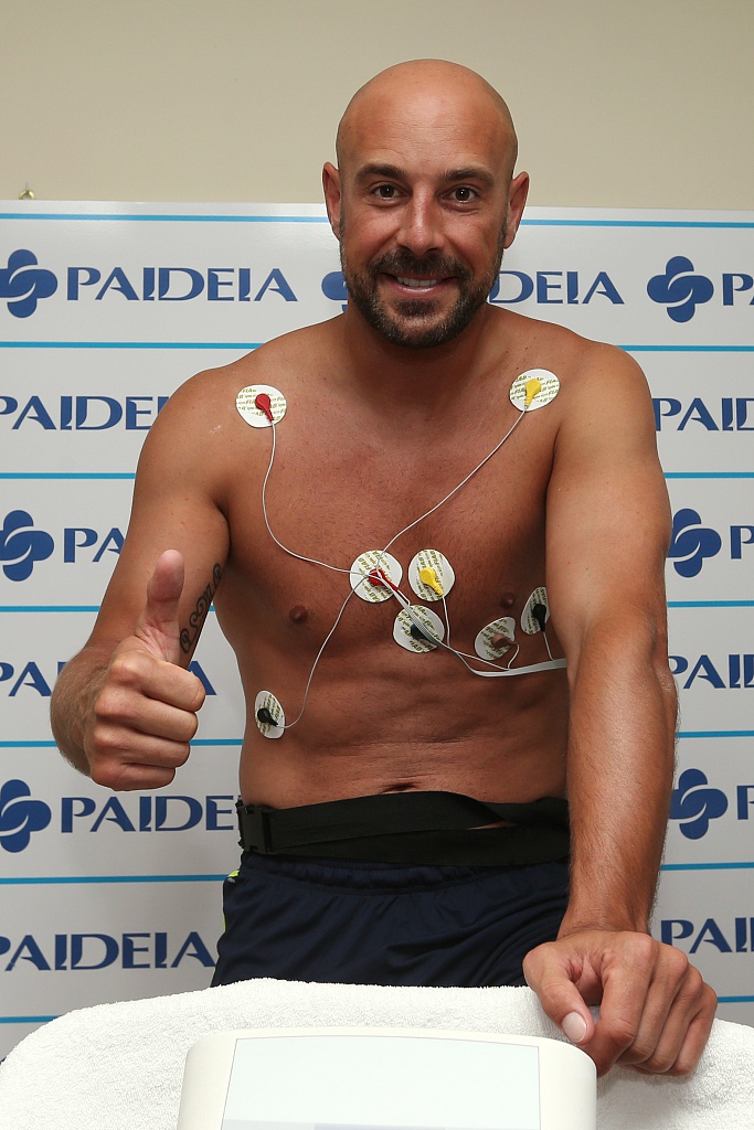 镜头捕捉到了雷纳在体检过程中与医护人员轻松交谈的瞬间，他嘴角上扬的弧度传递着对新环境的信任与对未来挑战的从容。