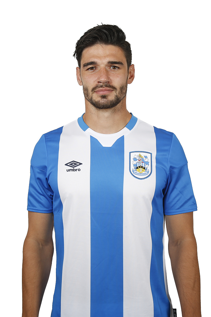 硬汉霍格展示着新赛季主场球衣的细节，胸前的队徽与衣领的三颗金星交相辉映，他是更衣室里最信赖的领袖之一