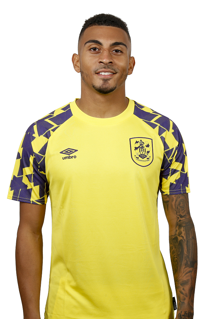 全员集结的仪式感，多名球员在户外场景的合照中展现出团队的凝聚力，背景的天空预示着英冠新赛季的阴晴不定