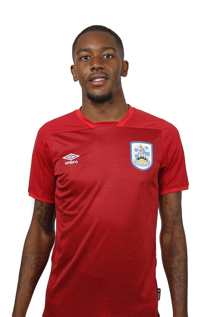 荷兰中场埃廷在客场红色战袍的映衬下显得格外精神，他脚下的技术和对节奏的把控，是新赛季中场变奏的关键