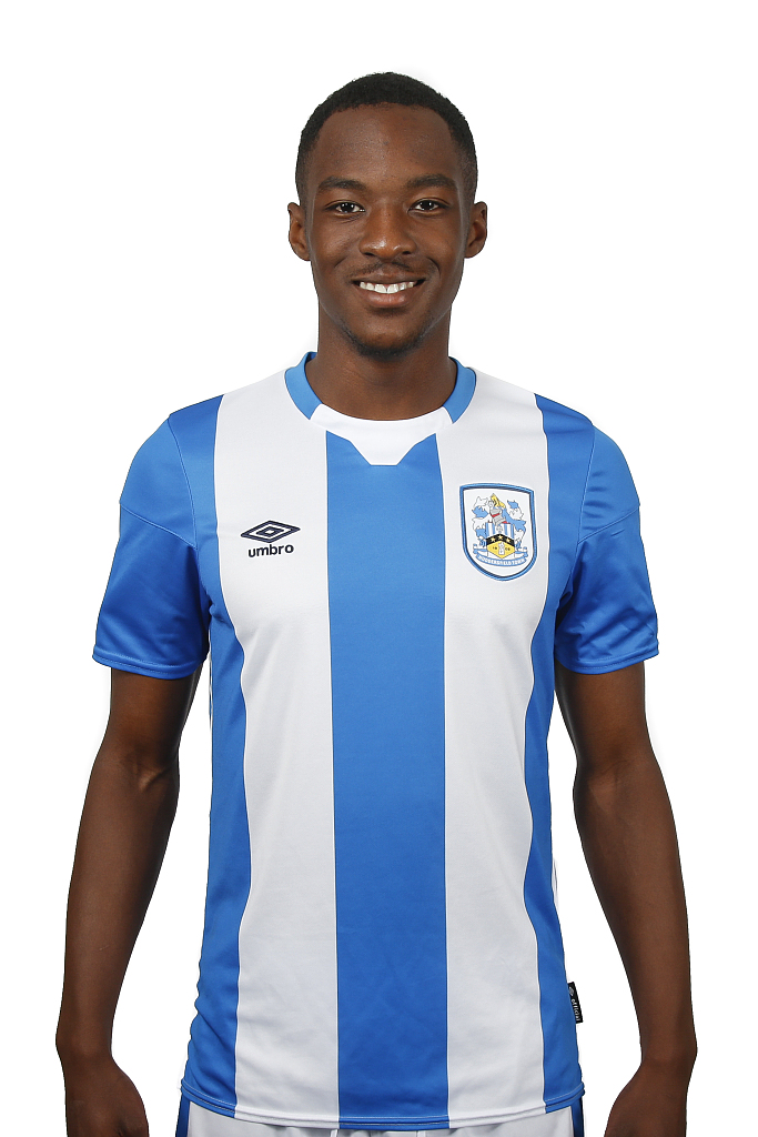 左后卫托弗洛在聚光灯下神情专注，海军蓝客场球衣的细节在光影中格外醒目，仿佛在静候新赛季的冲锋号角